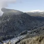 & - Base Camp Medvedin مكان تخييم *