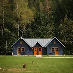 مكان تخييم & - Base Camp Medvedin