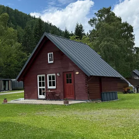 & - Base Camp Medvedin Campingplatz