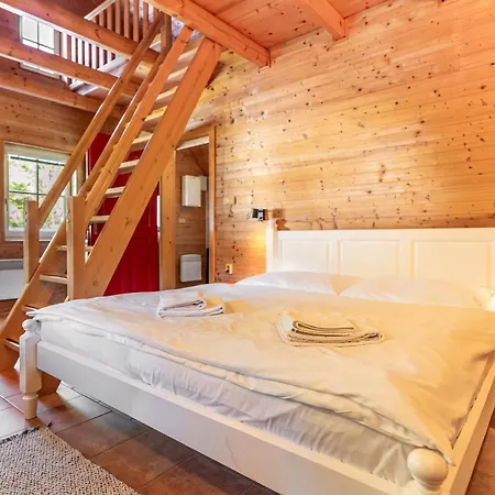 & - Base Camp Medvedin مكان تخييم Špindlerŭv Mlýn