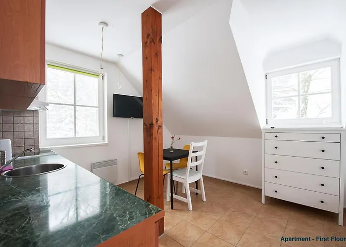 & - Base Camp Medvedin Camping