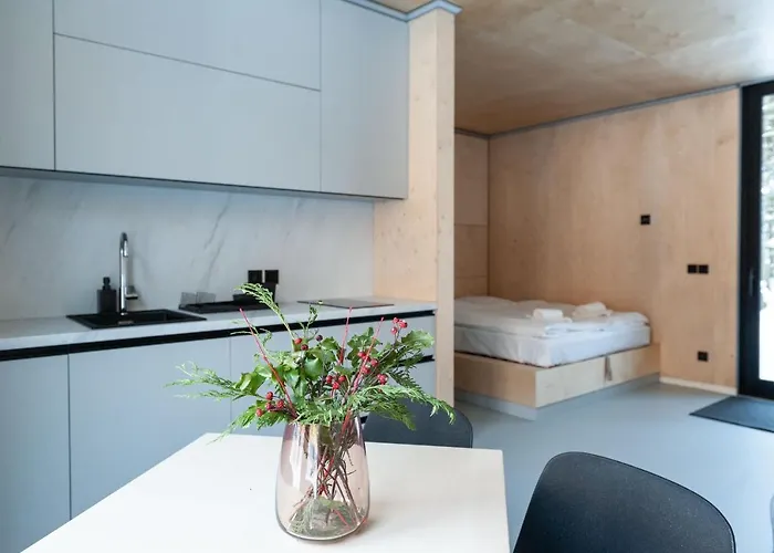 & - Base Camp Medvedin Camping