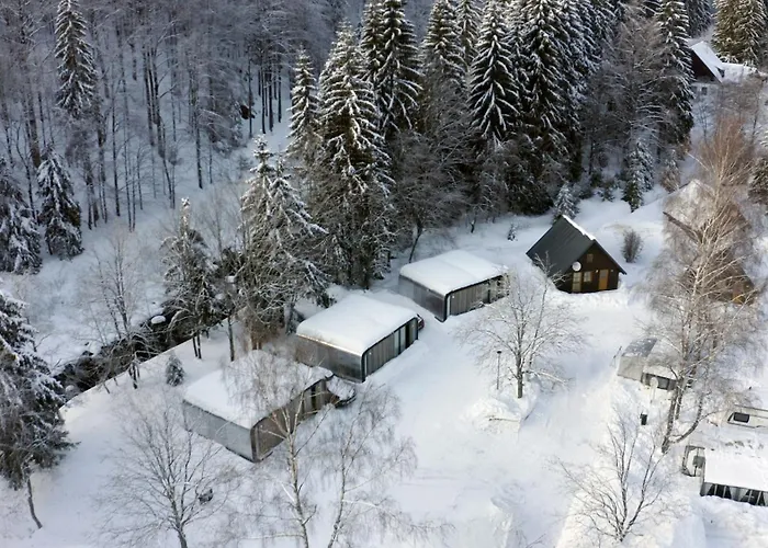 & - Base Camp Medvedin Camping